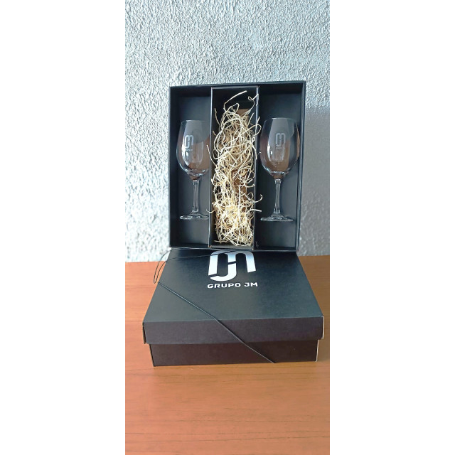 Jogo de taças mais caixa presente com espaço para vinho personalizado