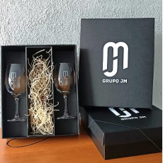 Jogo de taças mais caixa presente com espaço para vinho personalizado