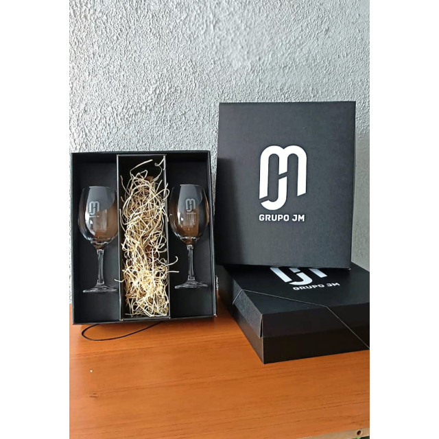 Jogo de taças mais caixa presente com espaço para vinho personalizado